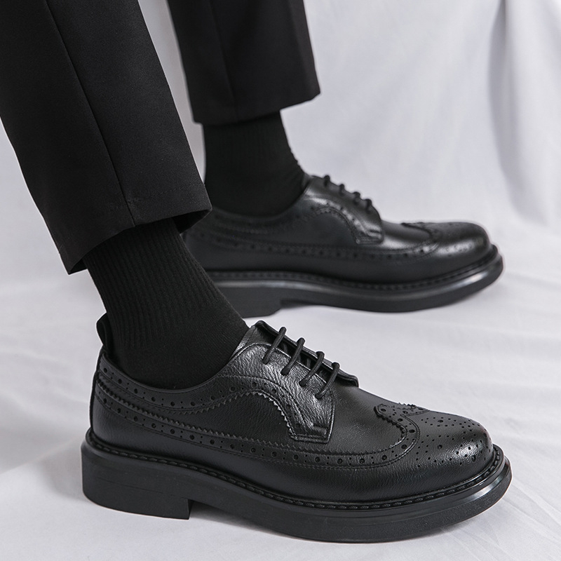 Külkereskedelmi nagy méretű férfi koreai stílusú brit vastag talpú bőrcipő 2024 új üzleti hivatalos brogue faragott esküvői cipők