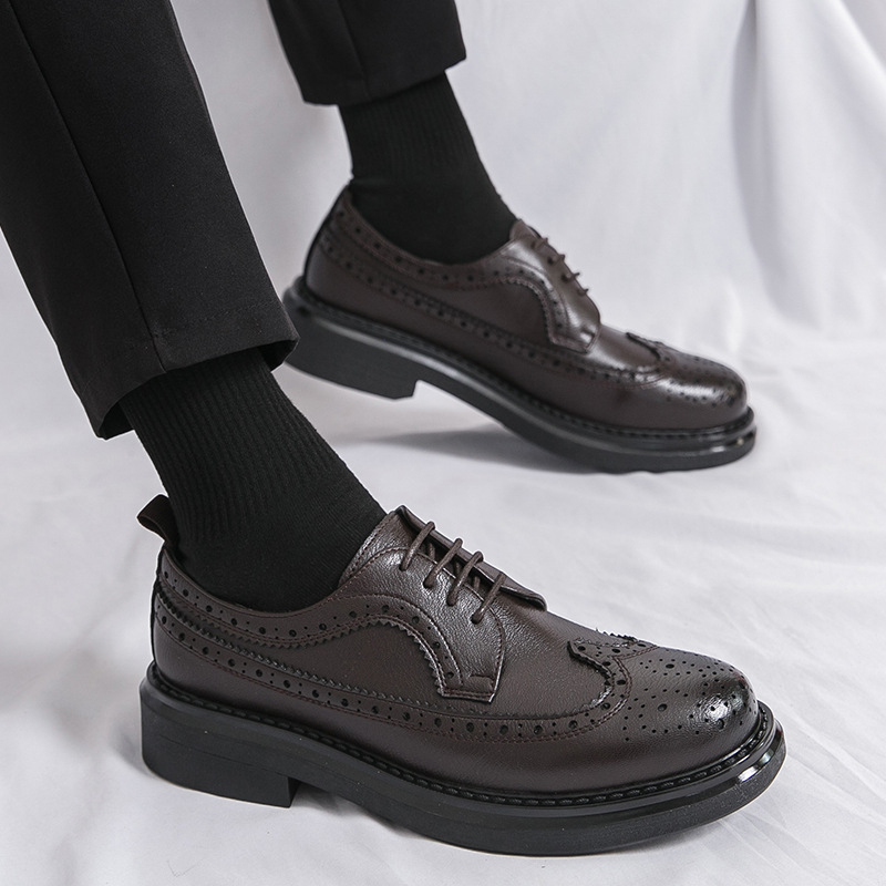 Külkereskedelmi nagy méretű férfi koreai stílusú brit vastag talpú bőrcipő 2024 új üzleti hivatalos brogue faragott esküvői cipők