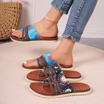2024-es európai és amerikai export nagyméretű lapos talpú, virágmintás női flip-flopok véletlenszerű mintákkal és szegecsekkel, lapos talpú női strandszandálok