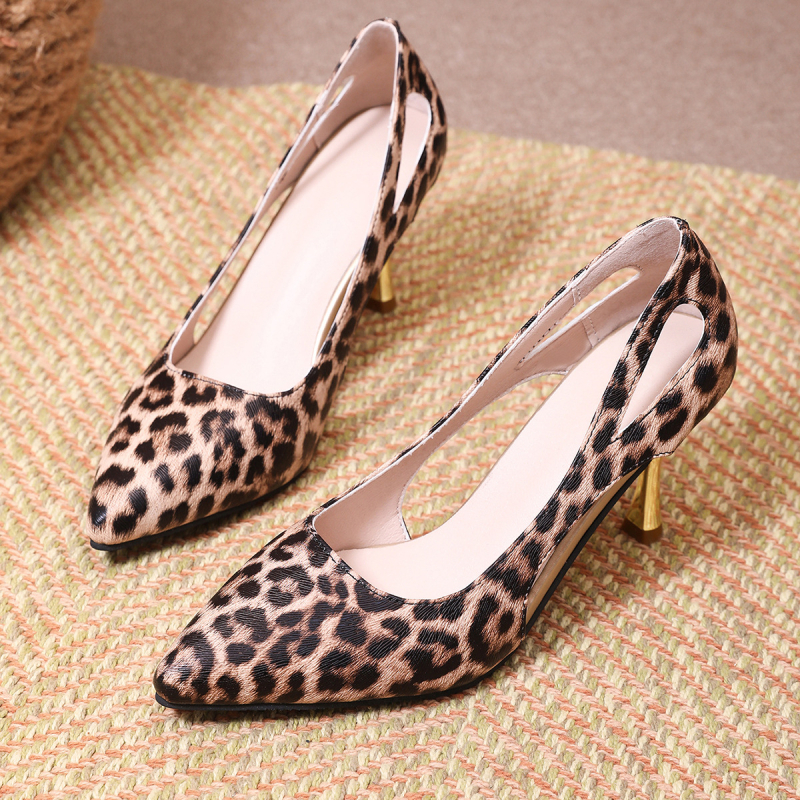 Női magassarkú 2024 tavaszi/őszi új szexi leopárdmintás hegyes tűsarkú, mindenhez illő divatos, sekély szájú, plus size egyrétegű női cipők