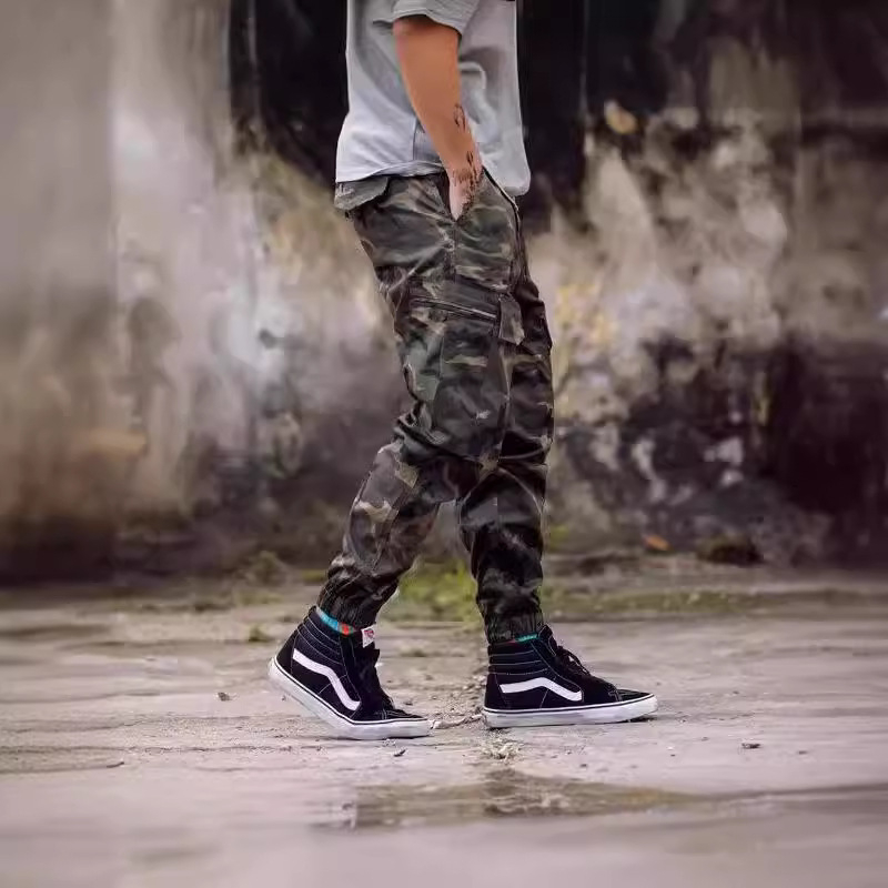 Meeste trendikad õhukese lõikega vabaajapüksid, millel on kamuflaažmustriga jala kokkutõmbumise funktsioon jala kamuflaažiga jooksupüksid.