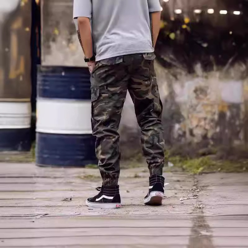 Meeste trendikad õhukese lõikega vabaajapüksid, millel on kamuflaažmustriga jala kokkutõmbumise funktsioon jala kamuflaažiga jooksupüksid.