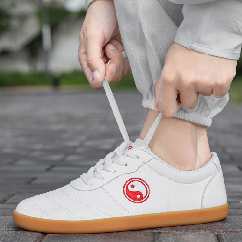 Tai či vyriški batai, 45 dydžio, minkšta odinė jautienos padu, kovos menų sportiniai bateliai, madingi vyriški 46 dydžio, rudens stiliaus bateliai, Tai či treniruočių bateliai.