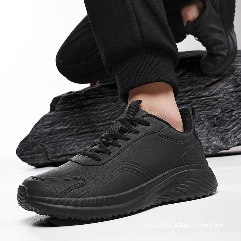 Rudeniniai odiniai vandeniui atsparūs bėgimo sportbačiai. Vyriški madingi, universalūs, laisvalaikio vyriški batai, lengvi, minkštu padu, 48 ir didesnių dydžių.