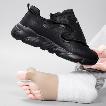 Odiniai platūs vyriški batai, storėjantys, išsipūtusios pėdos, patinusios, vaikščiojimo batai, plačios pėdos, sustorėjusios, šilti, senų žmonių nykščio valgus, specialūs batai.