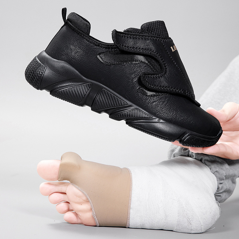 Odiniai platūs vyriški batai, storėjantys, išsipūtusios pėdos, patinusios, vaikščiojimo batai, plačios pėdos, sustorėjusios, šilti, senų žmonių nykščio valgus, specialūs batai.