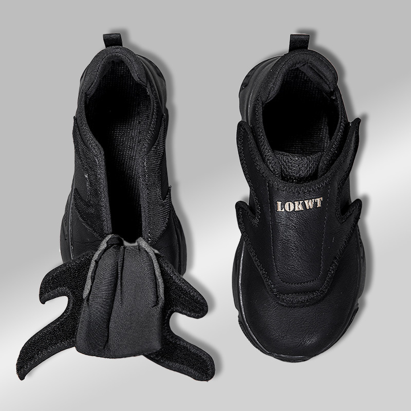 Odiniai platūs vyriški batai, storėjantys, išsipūtusios pėdos, patinusios, vaikščiojimo batai, plačios pėdos, sustorėjusios, šilti, senų žmonių nykščio valgus, specialūs batai.