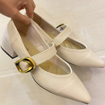 2025-ös tavaszi és nyári hegyes sarkú cipők, francia luxus Mary Jane cipők, női fémcsatos öv, retró elegáns ingázós cipő