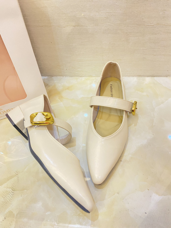 2025-ös tavaszi és nyári hegyes sarkú cipők, francia luxus Mary Jane cipők, női fémcsatos öv, retró elegáns ingázós cipő