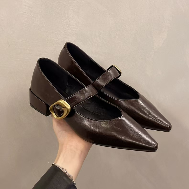 2025-ös tavaszi és nyári hegyes sarkú cipők, francia luxus Mary Jane cipők, női fémcsatos öv, retró elegáns ingázós cipő