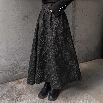 Proljetna i jesenska crna trodimenzionalna reljefna žakard cvjetna suknja Niša univerzalna suknja s kišobranom koja prekriva bokove Suknja A-kroja srednje duljine