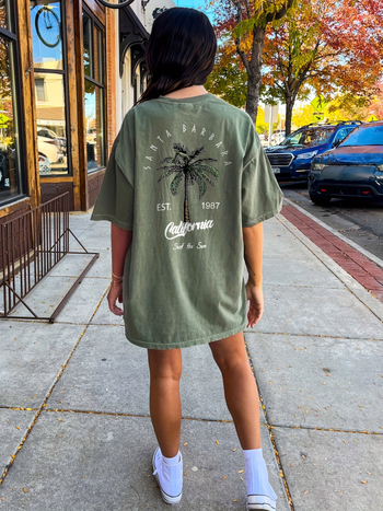 Kerek nyakú, kókuszfa mintás, keresztezett szegélyű pólóruha, tavaszi és nyári lezser, rövid ujjú, fekete női ruházat