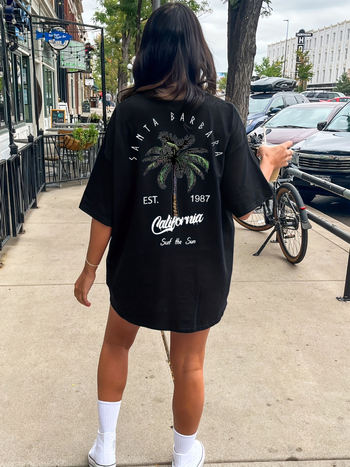 Kerek nyakú, kókuszfa mintás, keresztezett szegélyű pólóruha, tavaszi és nyári lezser, rövid ujjú, fekete női ruházat