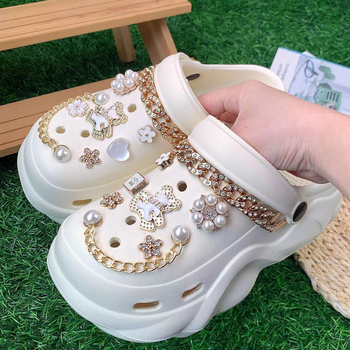 Határokon átnyúló új felhő lyukas cipő aranyfehér medveöltöny vastag aljú 6 cm nyári szandál egy generációnyi haj