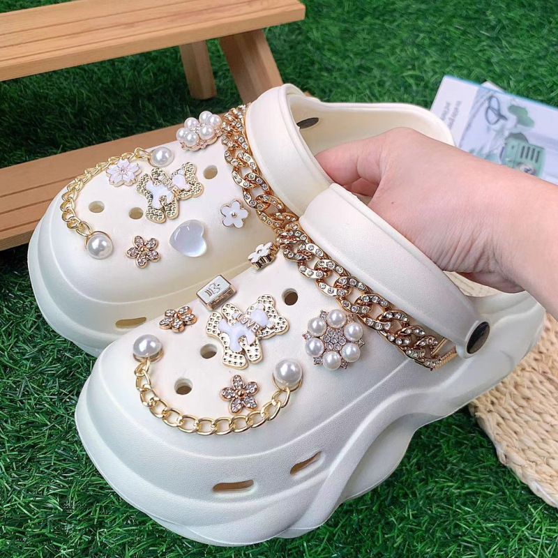 Határokon átnyúló új felhő lyukas cipő aranyfehér medveöltöny vastag aljú 6 cm nyári szandál egy generációnyi haj