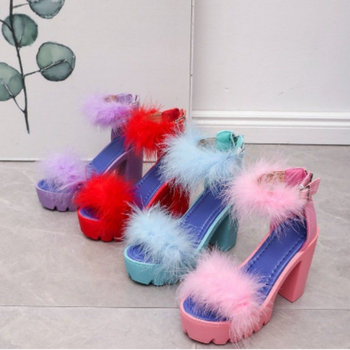 Raktáron független állomás új női cipők 2024 európai és amerikai vastag sarok szőrös plus size csatos magas sarkú divatos szandál