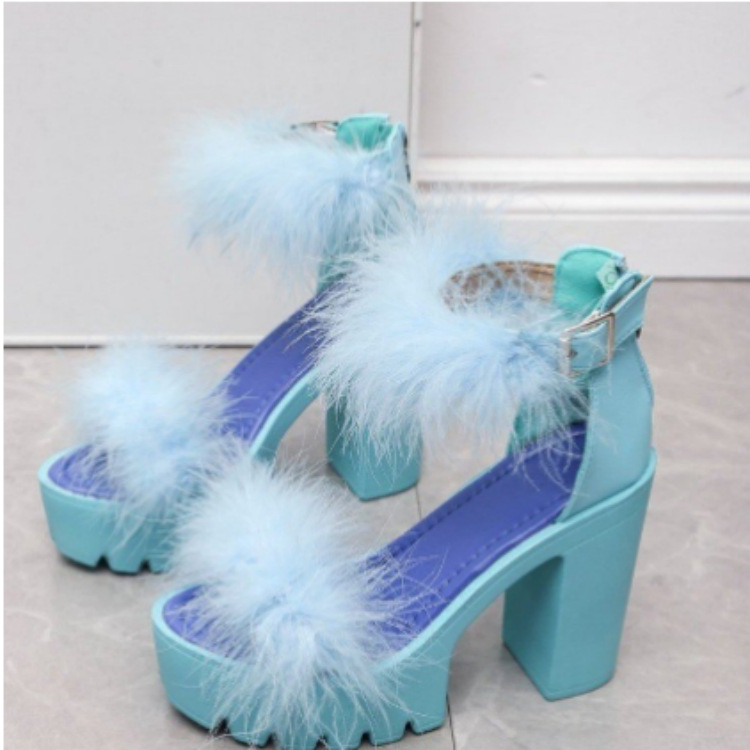 Raktáron független állomás új női cipők 2024 európai és amerikai vastag sarok szőrös plus size csatos magas sarkú divatos szandál