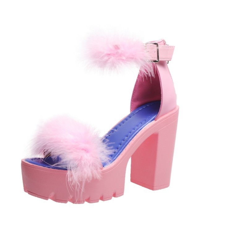 Raktáron független állomás új női cipők 2024 európai és amerikai vastag sarok szőrös plus size csatos magas sarkú divatos szandál