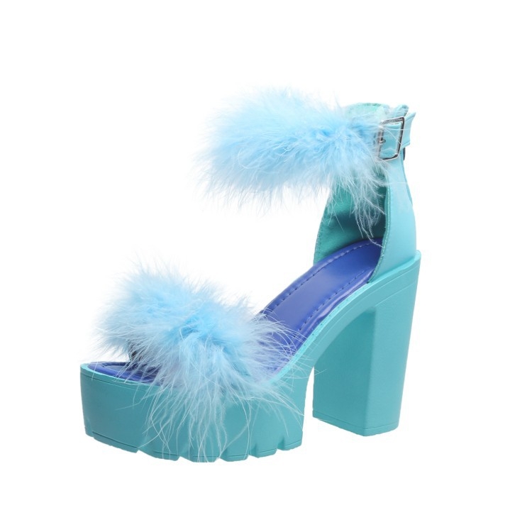 Raktáron független állomás új női cipők 2024 európai és amerikai vastag sarok szőrös plus size csatos magas sarkú divatos szandál