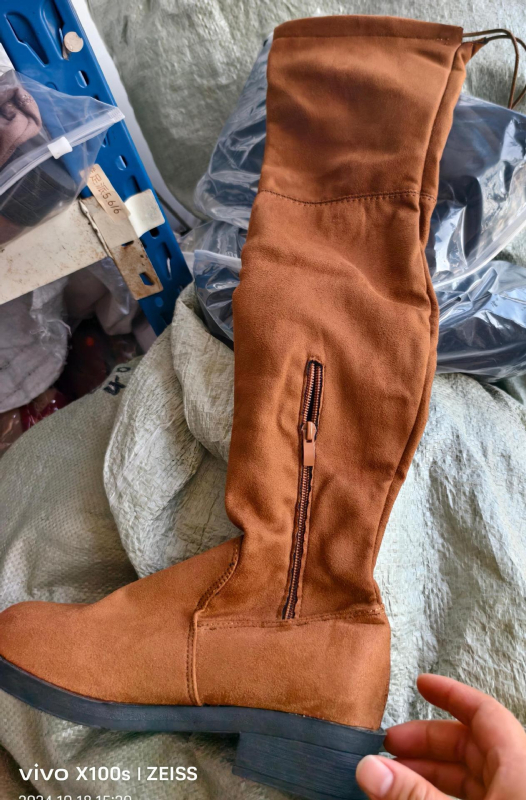 Határon átnyúló, nagy méretű, őszi és téli vastag sarkú velúr térdcsizma, klasszikus, nem avítt, rövid, plüss, fehér ujjú, magas szárú női csizma