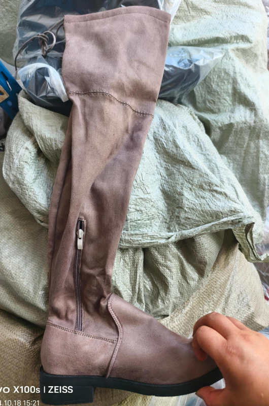 Határon átnyúló, nagy méretű, őszi és téli vastag sarkú velúr térdcsizma, klasszikus, nem avítt, rövid, plüss, fehér ujjú, magas szárú női csizma