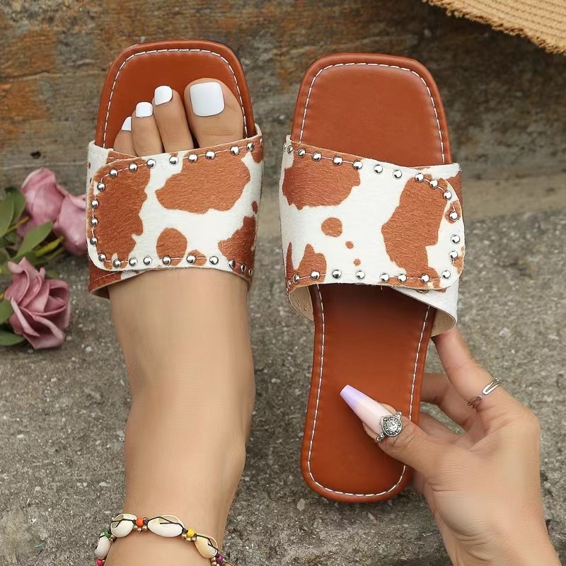 Crossborder 2024 tavaszi új plus size női leopárdmintás, szögletes fejű, tépőzáras, lapos szegecses papucs nagykereskedelemben