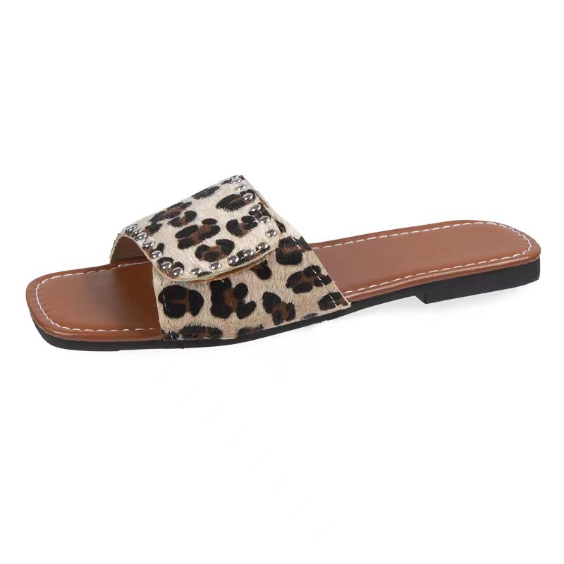 Crossborder 2024 tavaszi új plus size női leopárdmintás, szögletes fejű, tépőzáras, lapos szegecses papucs nagykereskedelemben