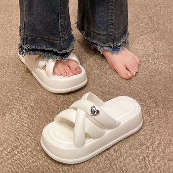 EVA vastag papucsok női 2024 nyári új stílusú keresztezett divatos papucsok strandmagasság-növelő szandálok