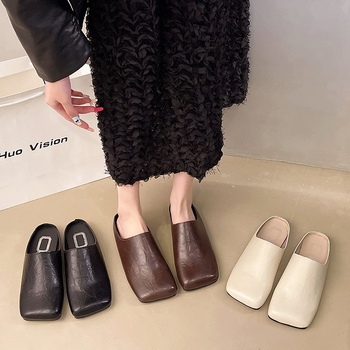 2025 m. pavasario nauji korėjietiško stiliaus kvadratinių pirštų mados „Baotou“ pusiau slystantys plokščiapadžiai šlepetės su tinginiais, moteriški batai, didmeninė prekyba madingais sprogimais