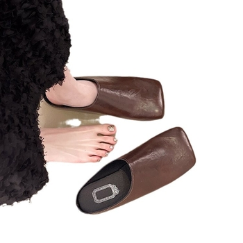 2025 m. pavasario nauji korėjietiško stiliaus kvadratinių pirštų mados „Baotou“ pusiau slystantys plokščiapadžiai šlepetės su tinginiais, moteriški batai, didmeninė prekyba madingais sprogimais