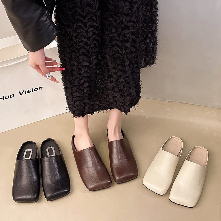 2025 m. pavasario nauji korėjietiško stiliaus kvadratinių pirštų mados „Baotou“ pusiau slystantys plokščiapadžiai šlepetės su tinginiais, moteriški batai, didmeninė prekyba madingais sprogimais