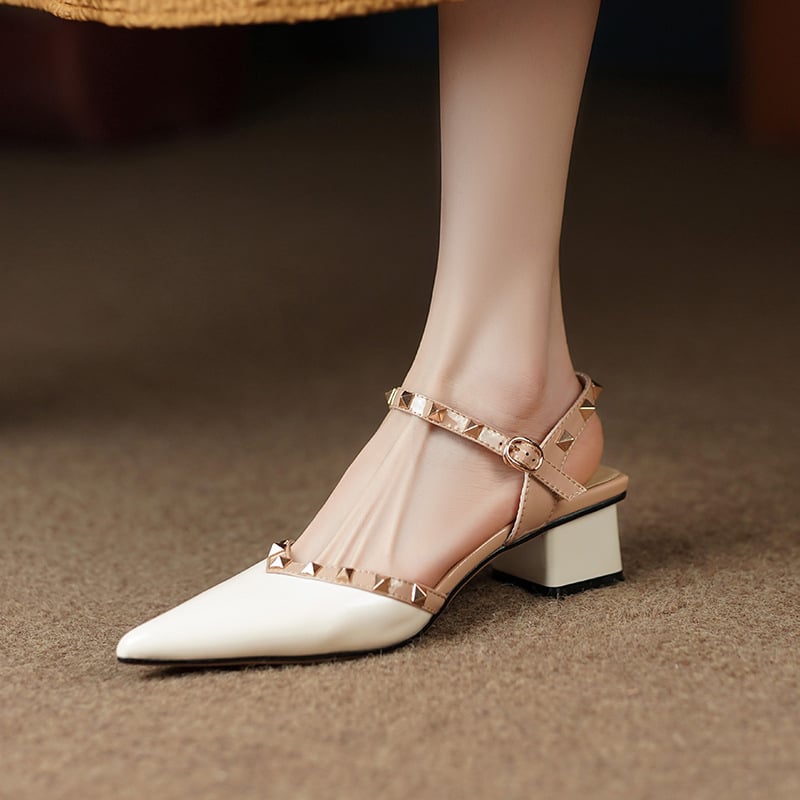 Baotou vastag sarkú szandál női 2023 tavaszi és őszi új hegyes orrú szegecselt marhabőr egyszínű cipő csattal középsarkú