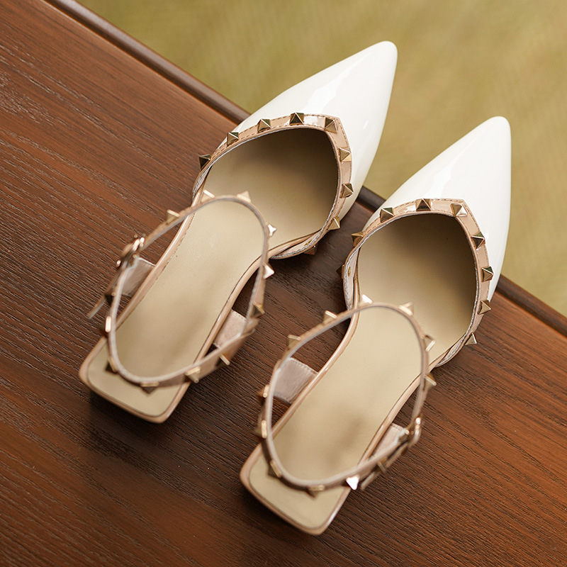 Baotou vastag sarkú szandál női 2023 tavaszi és őszi új hegyes orrú szegecselt marhabőr egyszínű cipő csattal középsarkú