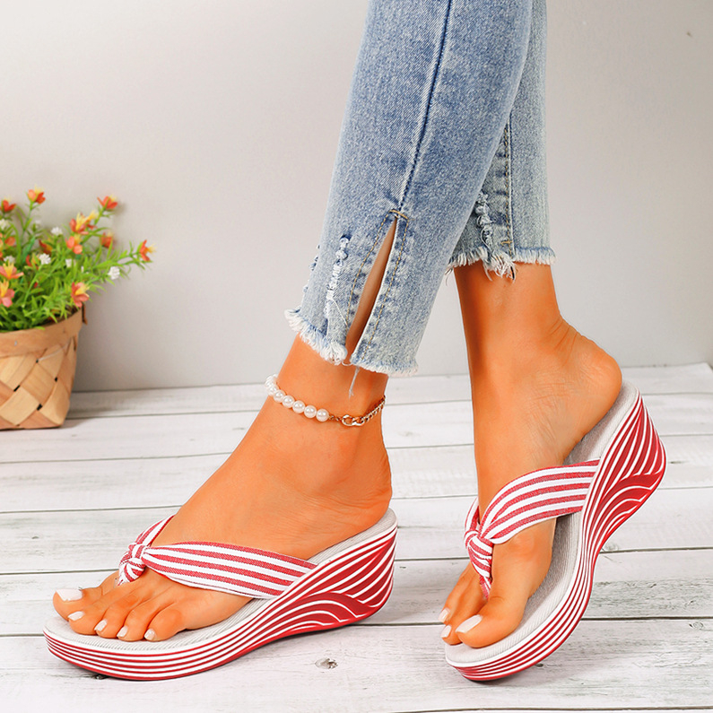 2025 nyári új európai és amerikai külkereskedelmi plus size csatos lábfejű vastag aljú ék alakú divatos kényelmes strandszandálok raktáron nagykereskedelemben