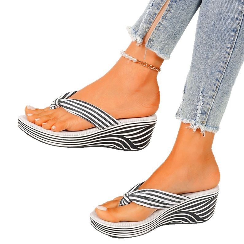 2025 nyári új európai és amerikai külkereskedelmi plus size csatos lábfejű vastag aljú ék alakú divatos kényelmes strandszandálok raktáron nagykereskedelemben