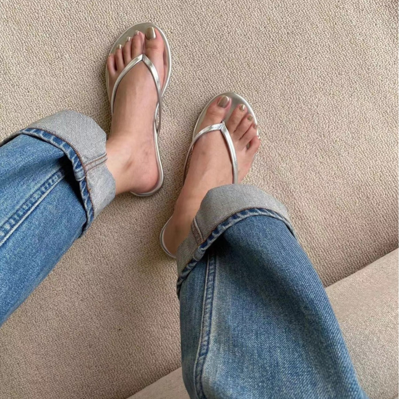 Báránybőr változat ~ Ezüst színű papucsok női nyári külső viselethez 2025 Új divatos lapos cipők papucsok szandálok strandcipők