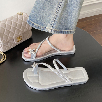 INS Internetis populaarsed sandaalid ja sussid Naiste vabaaja Chaneli stiilis 2024 uued lamedad rannasandaalid kivikestega, klambriga varvastega ülerõivasteks