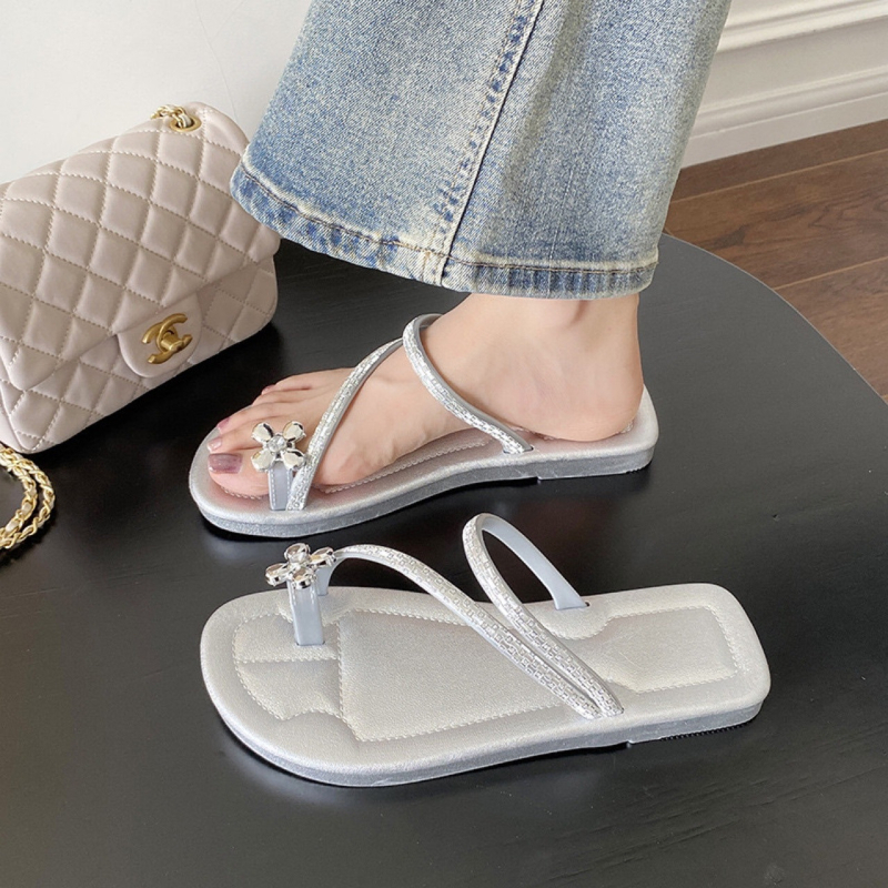 INS Internetis populaarsed sandaalid ja sussid Naiste vabaaja Chaneli stiilis 2024 uued lamedad rannasandaalid kivikestega, klambriga varvastega ülerõivasteks