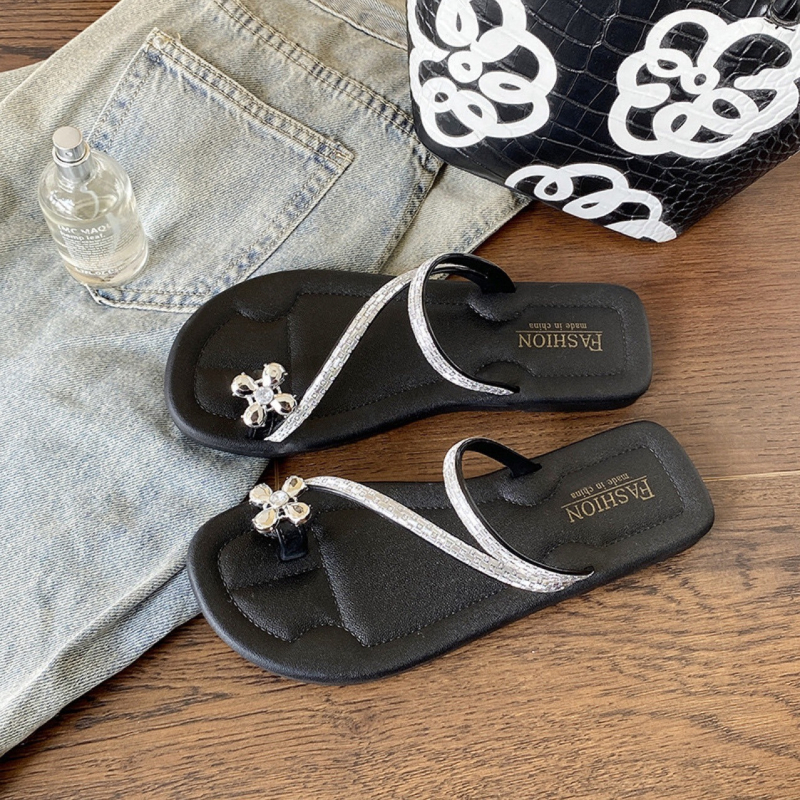 INS Internetis populaarsed sandaalid ja sussid Naiste vabaaja Chaneli stiilis 2024 uued lamedad rannasandaalid kivikestega, klambriga varvastega ülerõivasteks