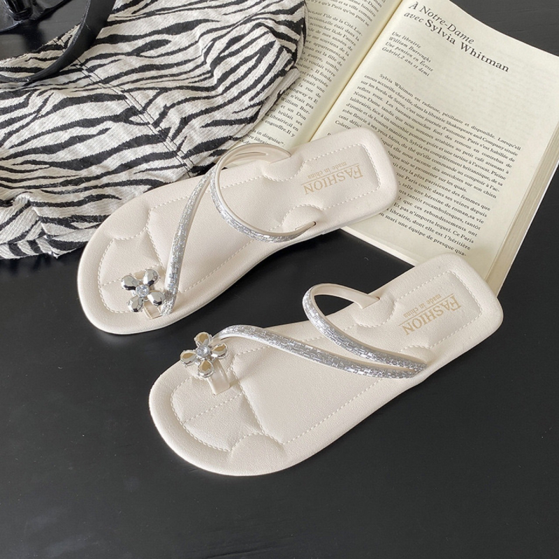 INS Internetis populaarsed sandaalid ja sussid Naiste vabaaja Chaneli stiilis 2024 uued lamedad rannasandaalid kivikestega, klambriga varvastega ülerõivasteks