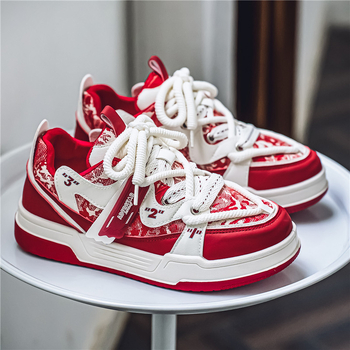 Vyriški batai 2025 m. pavasariui ir rudeniui, nauji raudoni, retro stiliaus, laisvalaikio, sportiniai, vasaros, padidinto neslystančio dizaino, „Sense Bread“ madingi sportbačiai