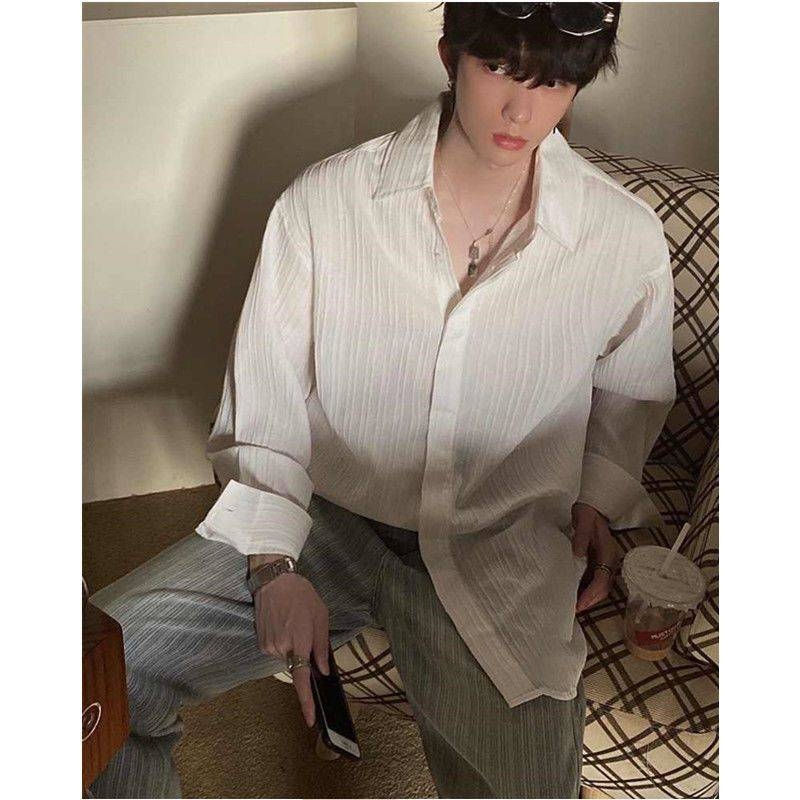 Korėjietiško stiliaus, vienspalviai, tamprūs vyriški ilgomis rankovėmis marškiniai su gumytėmis, vienspalviai, nelyginami, nauji, aukštos kokybės, madingi, rudens stiliaus marškiniai.