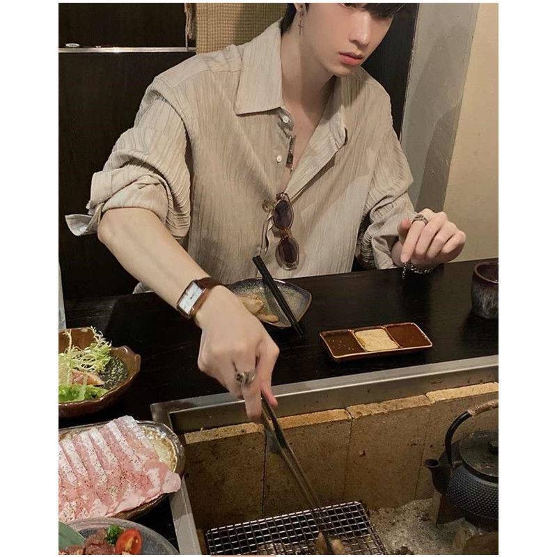 Korėjietiško stiliaus, vienspalviai, tamprūs vyriški ilgomis rankovėmis marškiniai su gumytėmis, vienspalviai, nelyginami, nauji, aukštos kokybės, madingi, rudens stiliaus marškiniai.