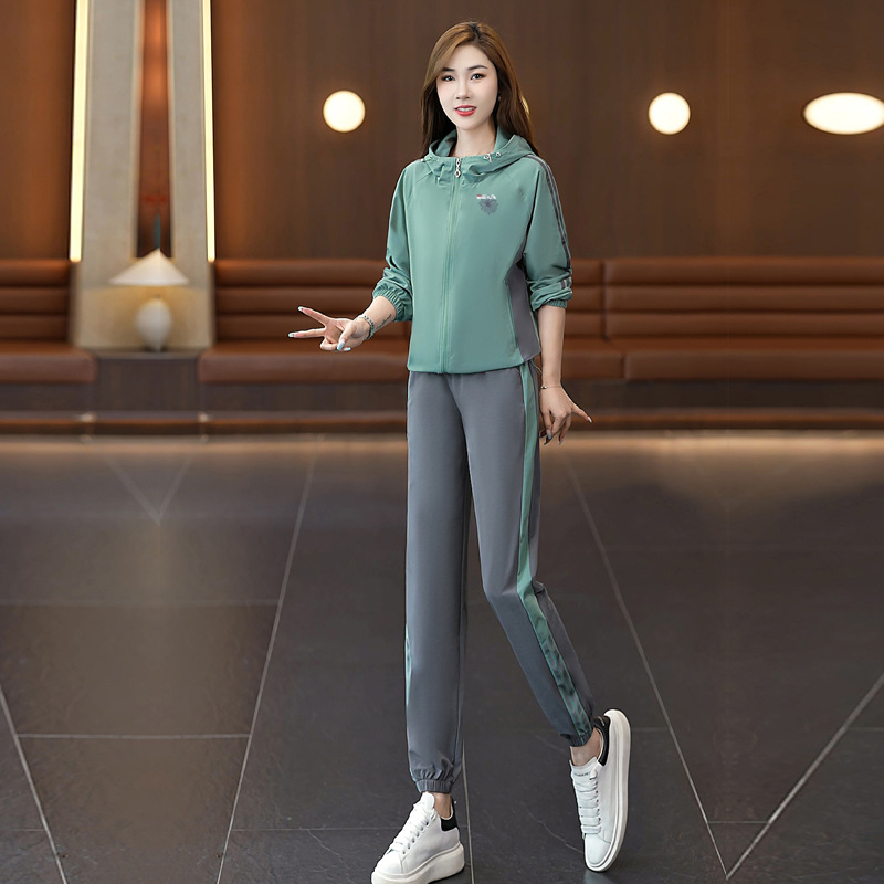 Tavaszi és őszi rugalmas divatos hétköznapi sportöltöny női kapucnis nyugati stílusú kontrasztos színű középkorú anyáknak való melegítőnadrág kétrészes szett