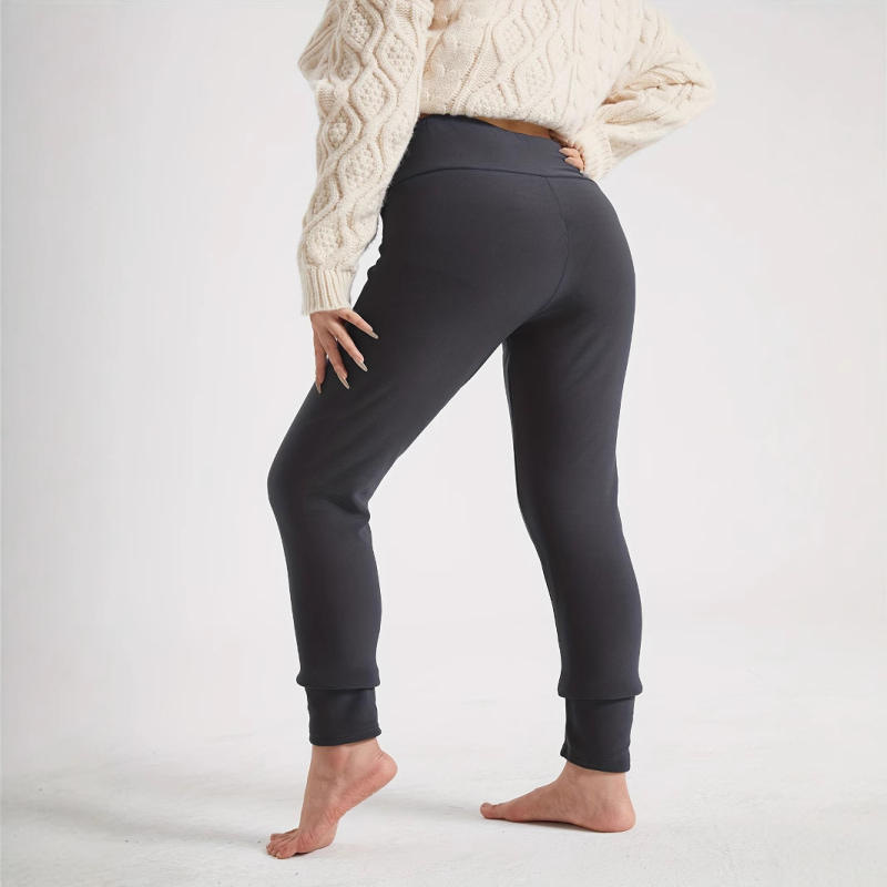 Sieviešu legingi ar augsto jostasvietu un flīsa oderi no temu eksplozijas sporta, fitnesa un jogas treniņiem.