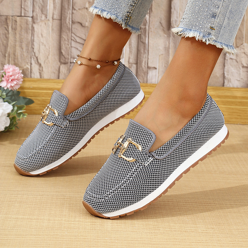 2025 nyári új európai és amerikai külkereskedelmi plus size lapos talpú, lezser, kerek fejű, fémláncos, kényelmes női cipők nagykereskedelemben