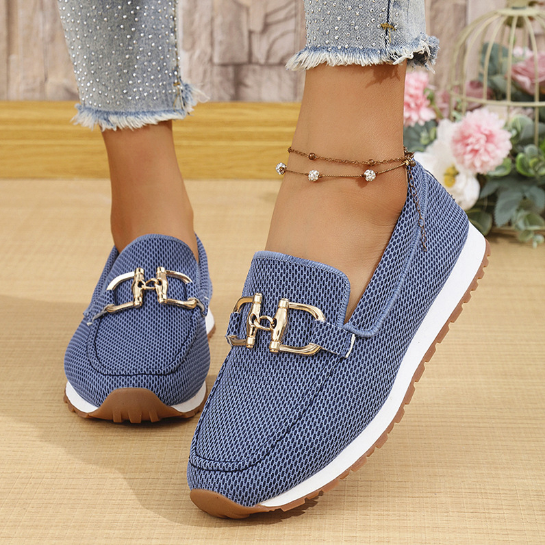 2025 nyári új európai és amerikai külkereskedelmi plus size lapos talpú, lezser, kerek fejű, fémláncos, kényelmes női cipők nagykereskedelemben