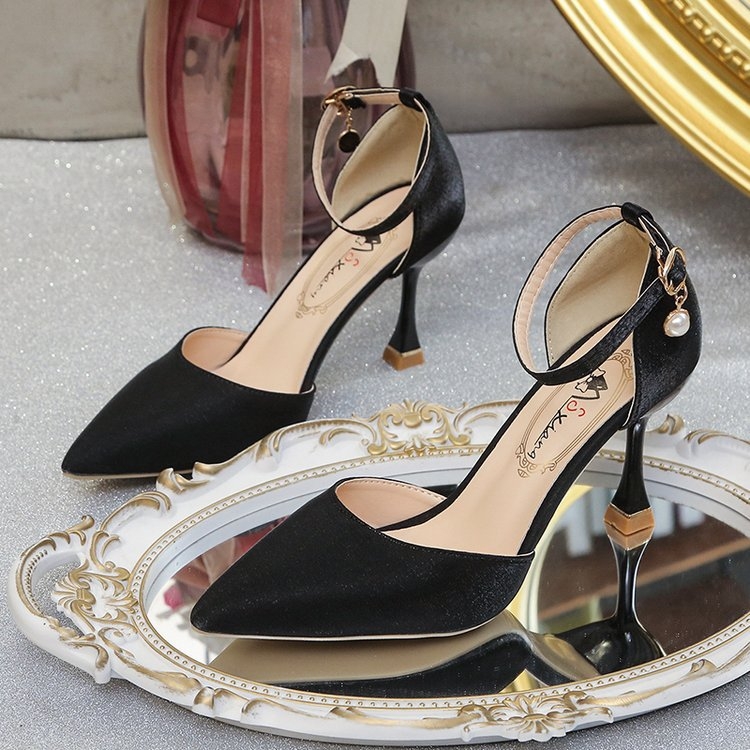 2025 tavaszi és nyári új koreai stílusú tűsarkú, sekély szájú, hegyes orrú, szatén, üreges pántos, divatos szandálok nagykereskedelemben