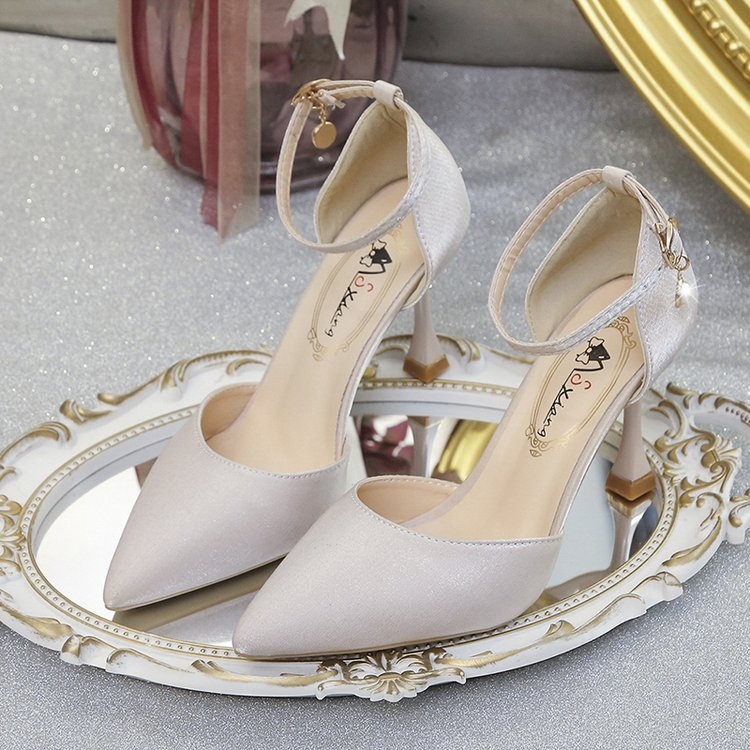 2025 tavaszi és nyári új koreai stílusú tűsarkú, sekély szájú, hegyes orrú, szatén, üreges pántos, divatos szandálok nagykereskedelemben