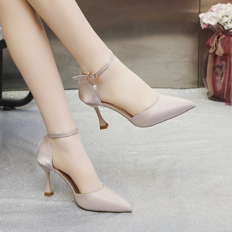 2025 tavaszi és nyári új koreai stílusú tűsarkú, sekély szájú, hegyes orrú, szatén, üreges pántos, divatos szandálok nagykereskedelemben